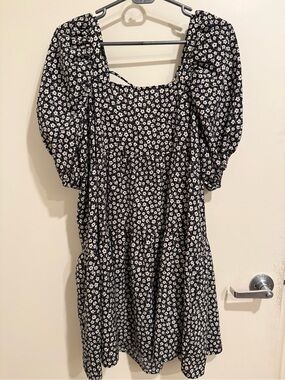 Carly Jean Los Angeles Black Mini Dress with White Daisy Print